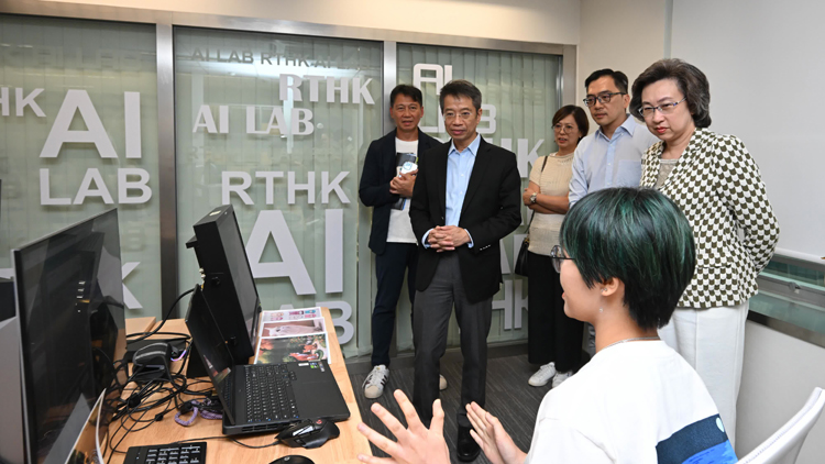 楊何蓓茵到訪香港電臺 了解節(jié)目製作應(yīng)用AI情況