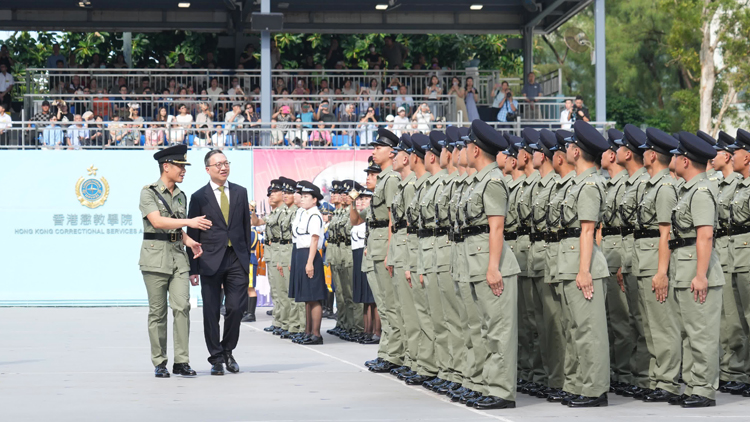 林定國主持懲教署結(jié)業(yè)會(huì)操 指懲教署肩負(fù)維護(hù)國安重大使命