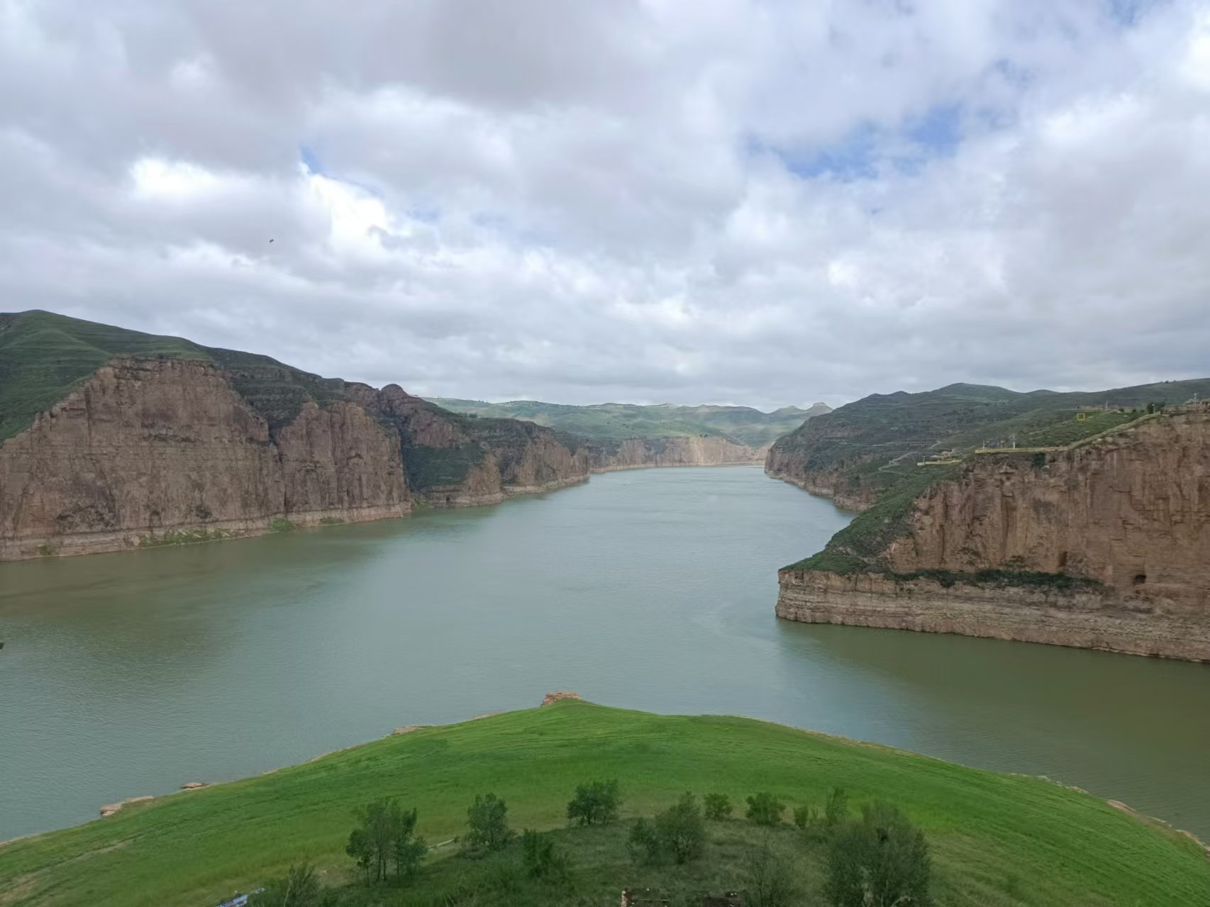 第九屆著名作家看山西忻州行採風(fēng)活動走進黃河入晉第一縣偏關(guān)縣