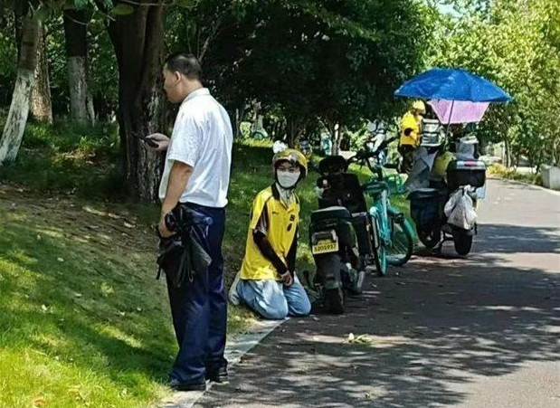 杭州警方通報外賣員下跪事件：對涉事人員依法開展調(diào)查