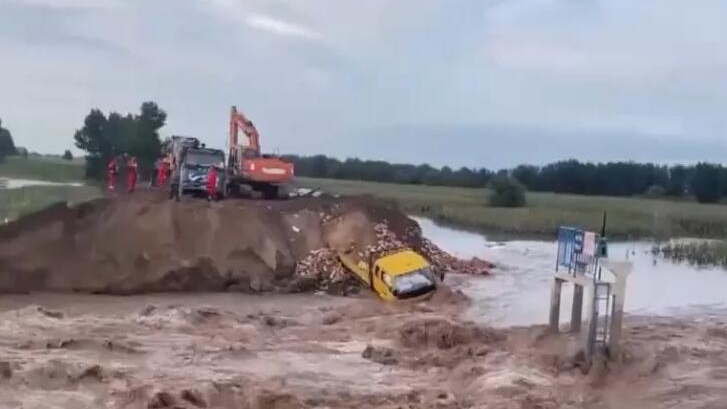 國家防總辦公室、應(yīng)急管理部調(diào)度指導(dǎo)內(nèi)蒙古赤峰堤防潰口險(xiǎn)情處置工作