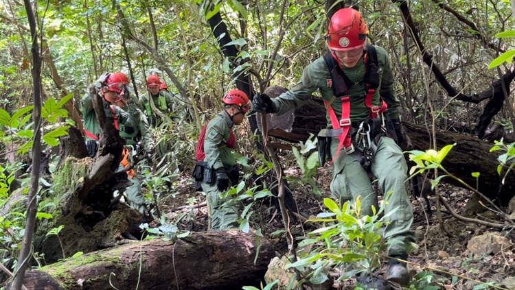 山頂警區(qū)展開跨部門大型反爆竊行動 陸空搜索可疑人及設(shè)路障截車