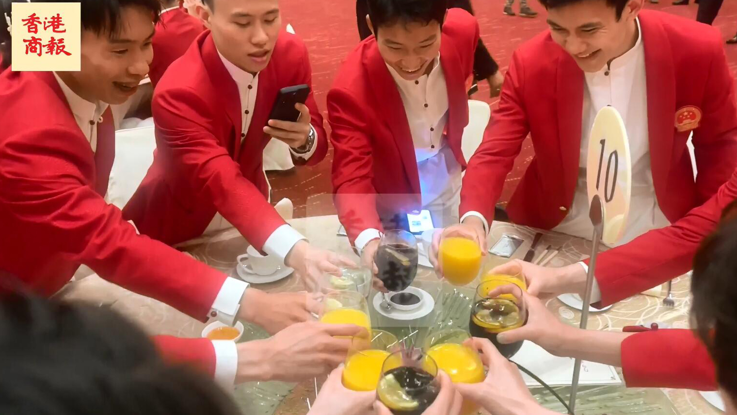 有片 | 奧運(yùn)健兒舉杯共飲 全妹開(kāi)心道：「乾杯cheers」