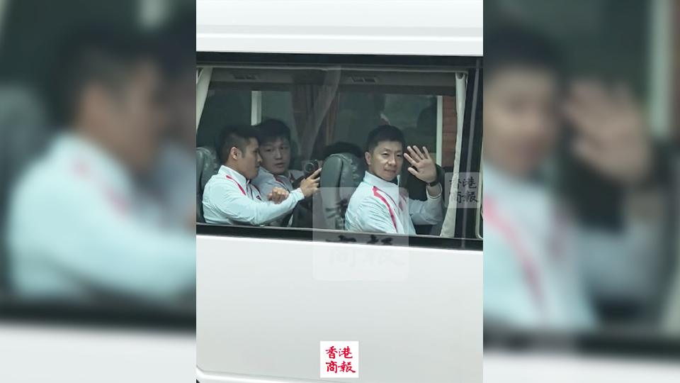 有片｜龍隊(duì)揮手和球迷說(shuō)再見