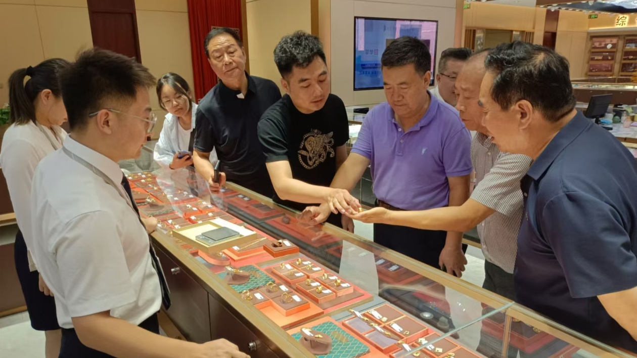 山西省消費者權(quán)益保護聯(lián)合會調(diào)研組一行走進「可比珠寶」