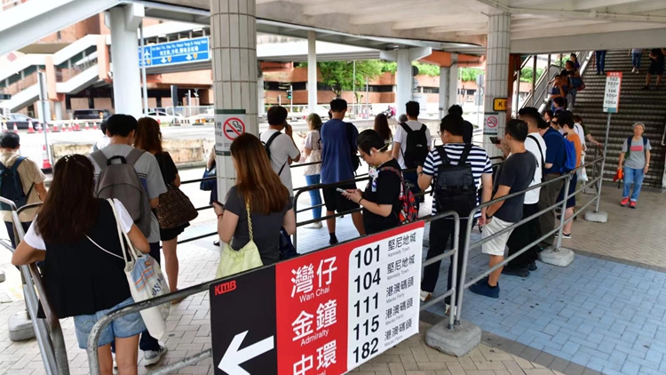 天文臺(tái)改發(fā)3號(hào)風(fēng)球 大批市民午後返工 港鐵及巴士站現(xiàn)人潮