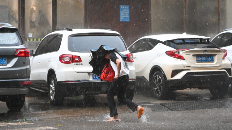 深圳暴雨紅色預警！可能有龍捲！