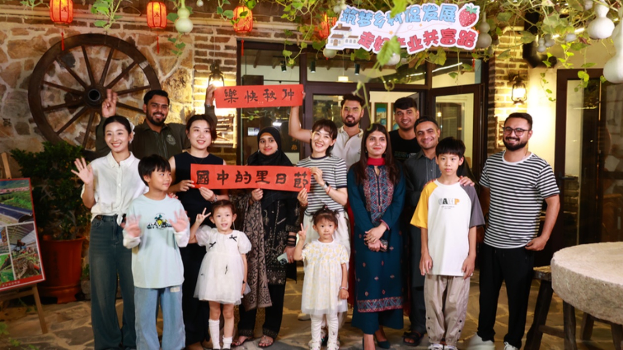 外國友人到山東福山沉浸式體驗(yàn)中秋節(jié)傳統(tǒng)文化