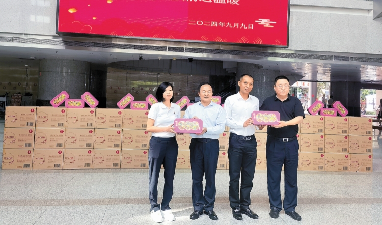 香港美心情暖鵬城14載 愛(ài)心月餅送達(dá)深圳報(bào)業(yè)