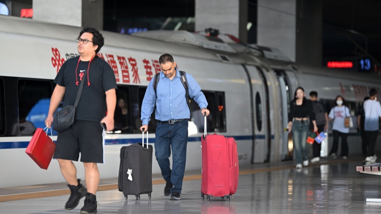 中秋假期迎返程高峰 全國鐵路今日計(jì)劃加開旅客列車1030列