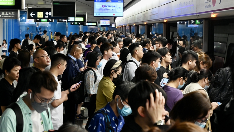 10月1日乘客使用八達通乘搭港鐵、輕鐵及港鐵巴士均可享七五折