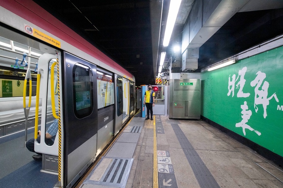 港鐵提前展開(kāi)旺角東站月臺(tái)閘門安裝工程