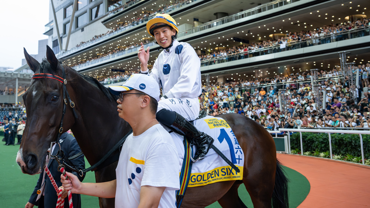 「金鎗六十」光榮退役萬人歡送 不屈不撓特質(zhì)體現(xiàn)香港精神
