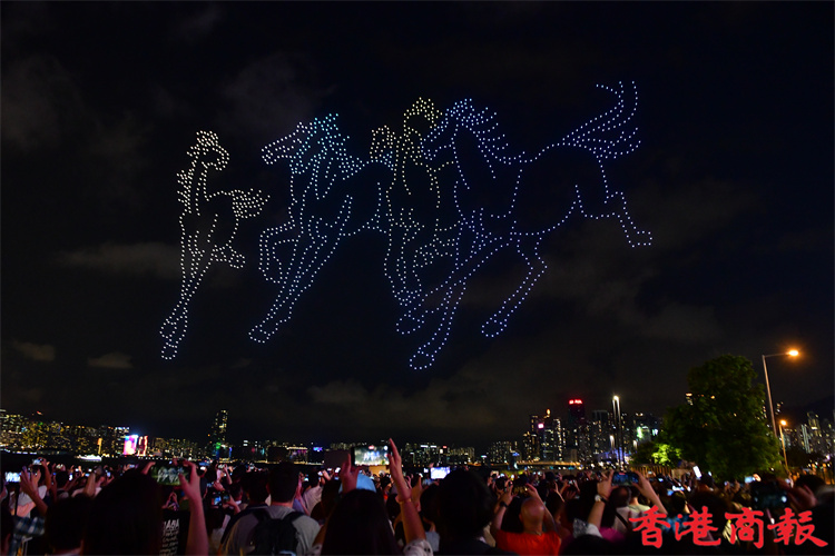 圖集 | 灣仔海濱無人機表演 呈現(xiàn)徐悲鴻藝術(shù)作品