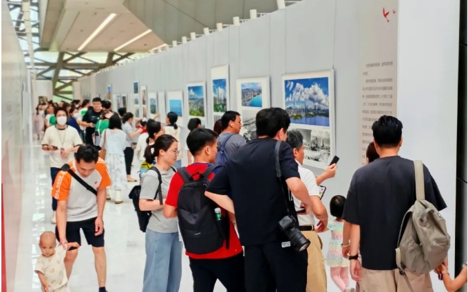 慶祝新中國成立75周年深圳圖片展，開門紅！