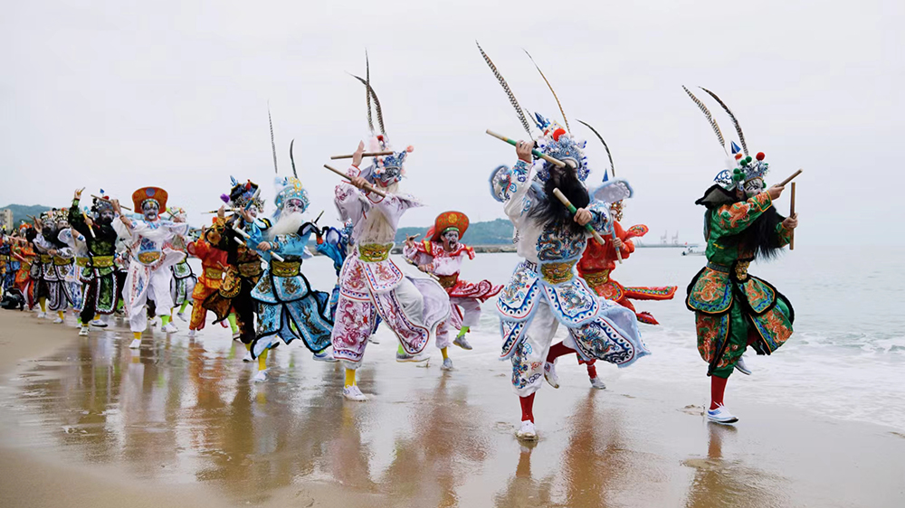 汕頭潮陽舉行英歌舞沙灘匯演巡遊活動(dòng)