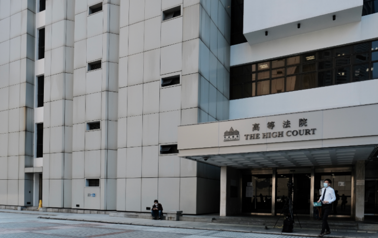 中學(xué)女校友就冬季穿裙規(guī)定提訴訟 官拒批司法覆核許可