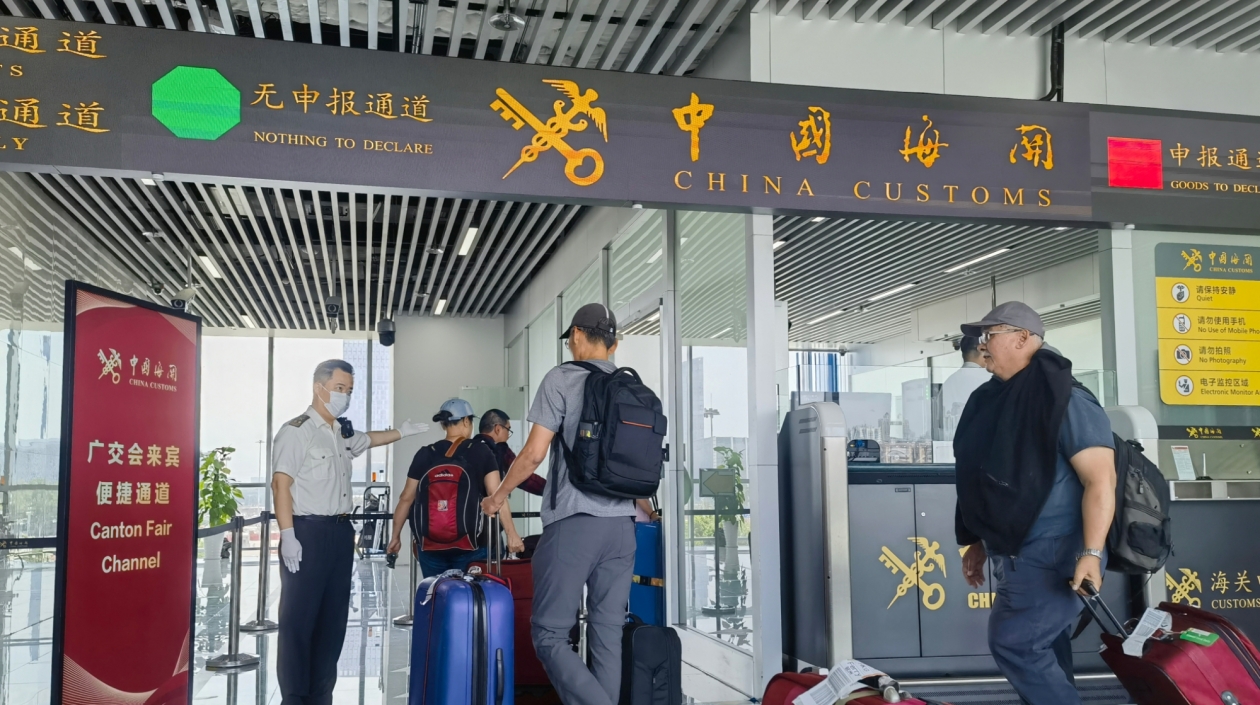 國慶假期跨境旅遊熱 廣州白雲(yún)機(jī)場進(jìn)出境客流增超四成