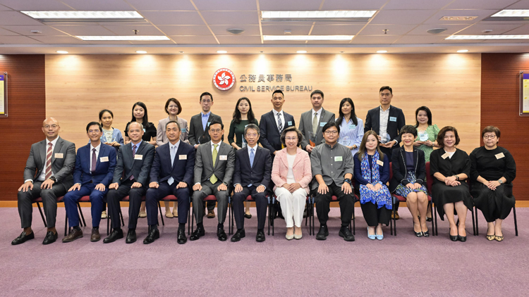 公務(wù)員事務(wù)局舉行「情繫中華」徵文比賽頒獎(jiǎng)禮 楊何蓓茵：說好中國故事