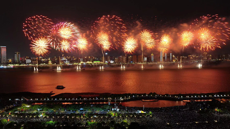 南昌國慶：人氣商氣雙豐收 英雄城名片再升級(jí)