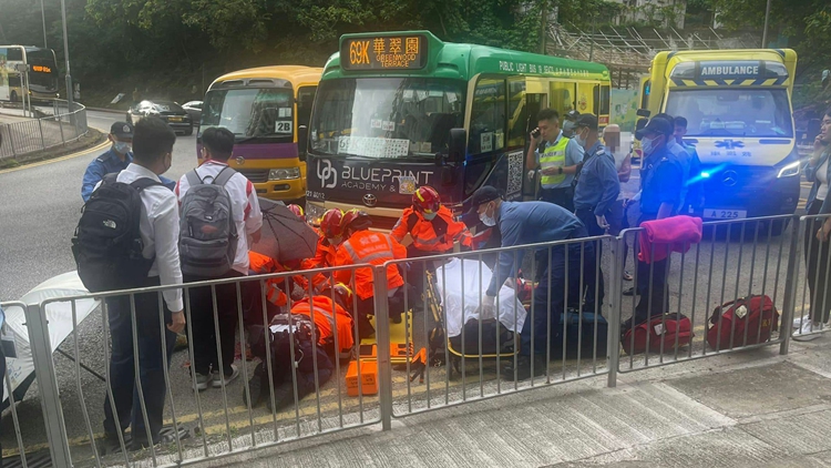 沙田火炭穗禾路一女子遭專線小巴撞倒 頭部重創(chuàng)昏迷送院