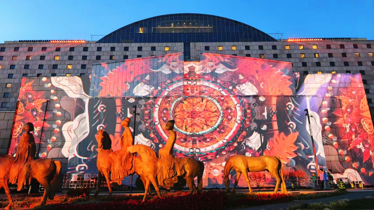 北京亮馬河國(guó)際風(fēng)情水岸「流光藝彩」 光影藝術(shù)客流如潮