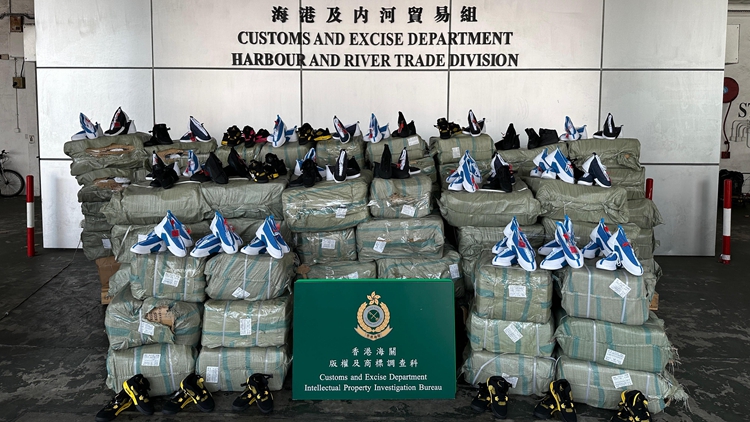 海關(guān)屯門(mén)碼頭檢獲7.47萬(wàn)件懷疑冒牌貨物 市值1490萬(wàn)元