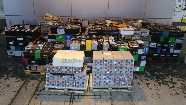 海關(guān)偵破以遠(yuǎn)洋船出口電子廢物案 檢值4000萬元電子廢物