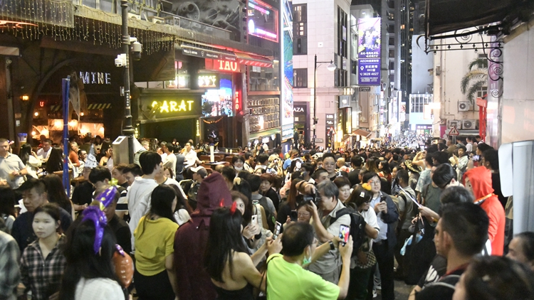 圖集｜大批市民盛裝打扮 參與蘭桂坊萬(wàn)聖節(jié)活動(dòng)