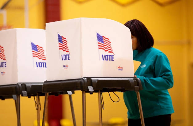 美國(guó)大選「月月驚奇」 美國(guó)民眾「步步驚心」