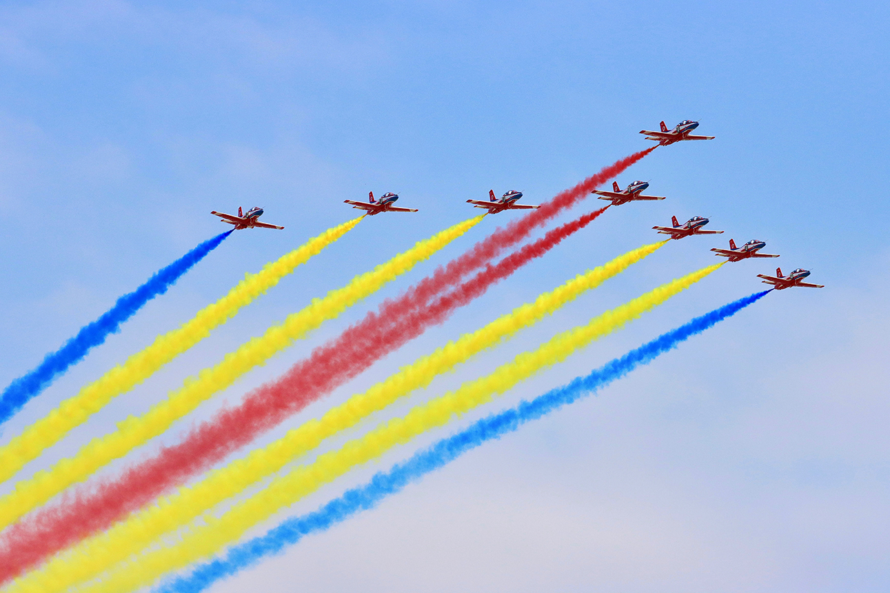將翱翔珠海藍(lán)天！「紅鷹」、 殲-15T抵達(dá)珠海參加中國(guó)航展