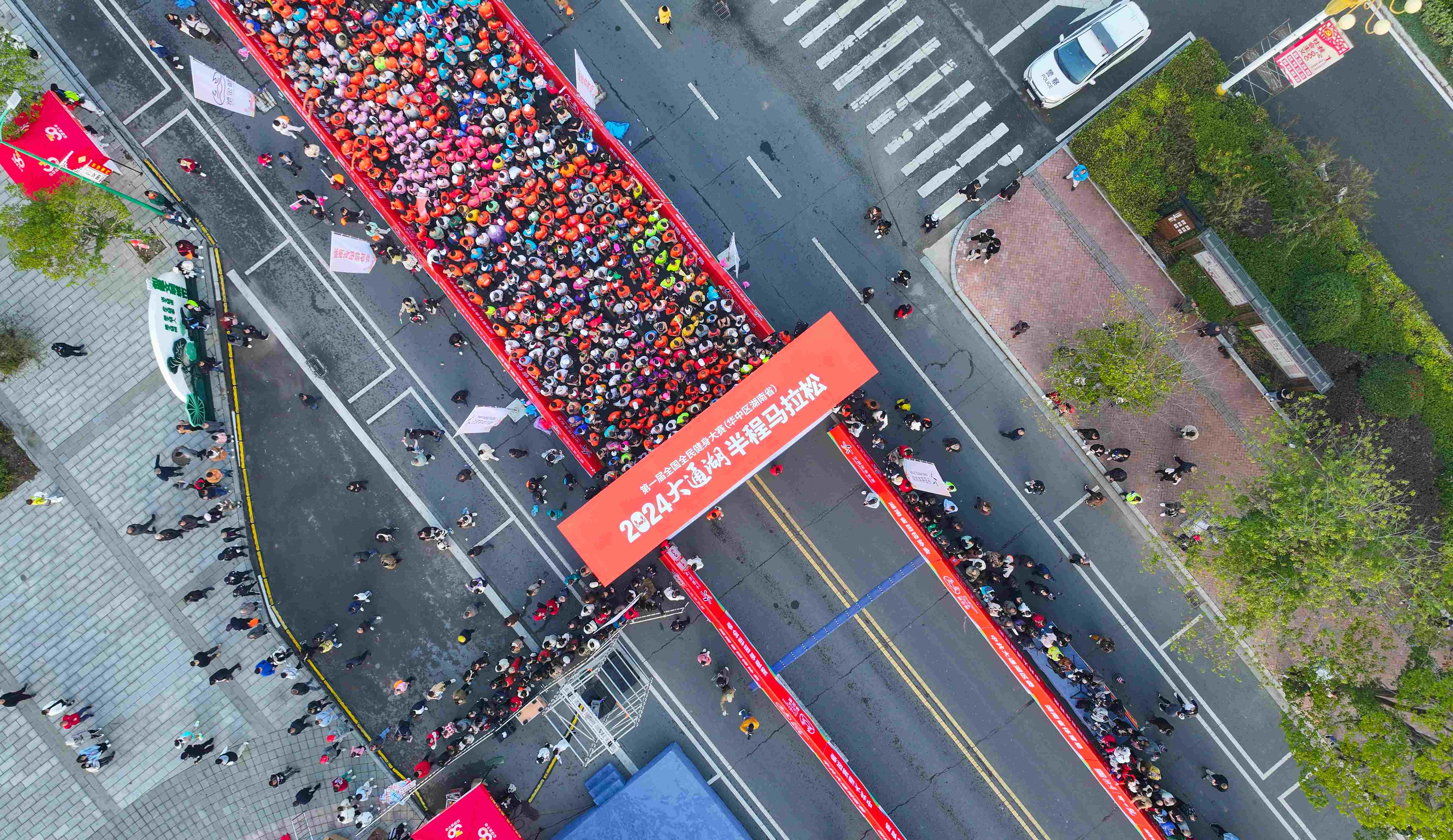 踏上「最美瀟湘步道」 2024大通湖半馬開(kāi)跑