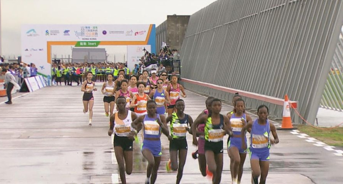 機(jī)場(chǎng)三跑國際賽女子10公里精英賽完賽 肯亞選手奪冠