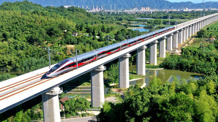 中國高鐵運(yùn)營里程約4.7萬公里