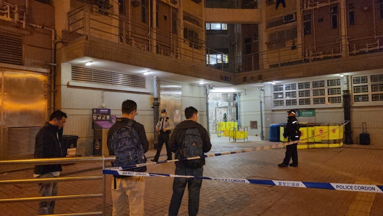 屯門寶田邨2男疑疑因「爭女」發(fā)生爭執(zhí) 1人背部中刀不治