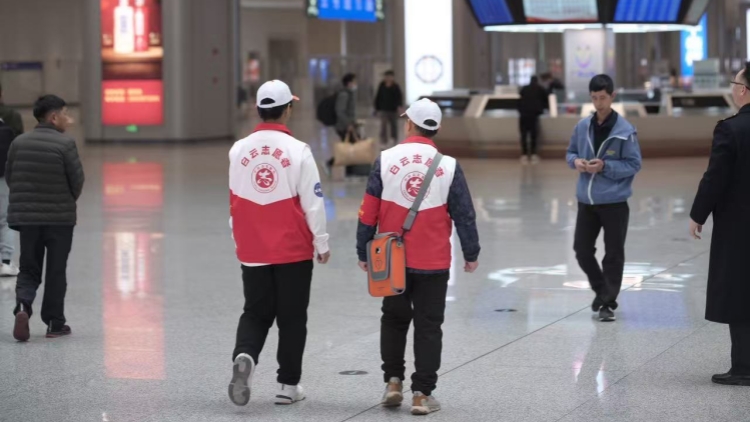 廣州白雲(yún)站「V笑志願之家」迎春運大考 志願者攜AED站內(nèi)巡邏護航