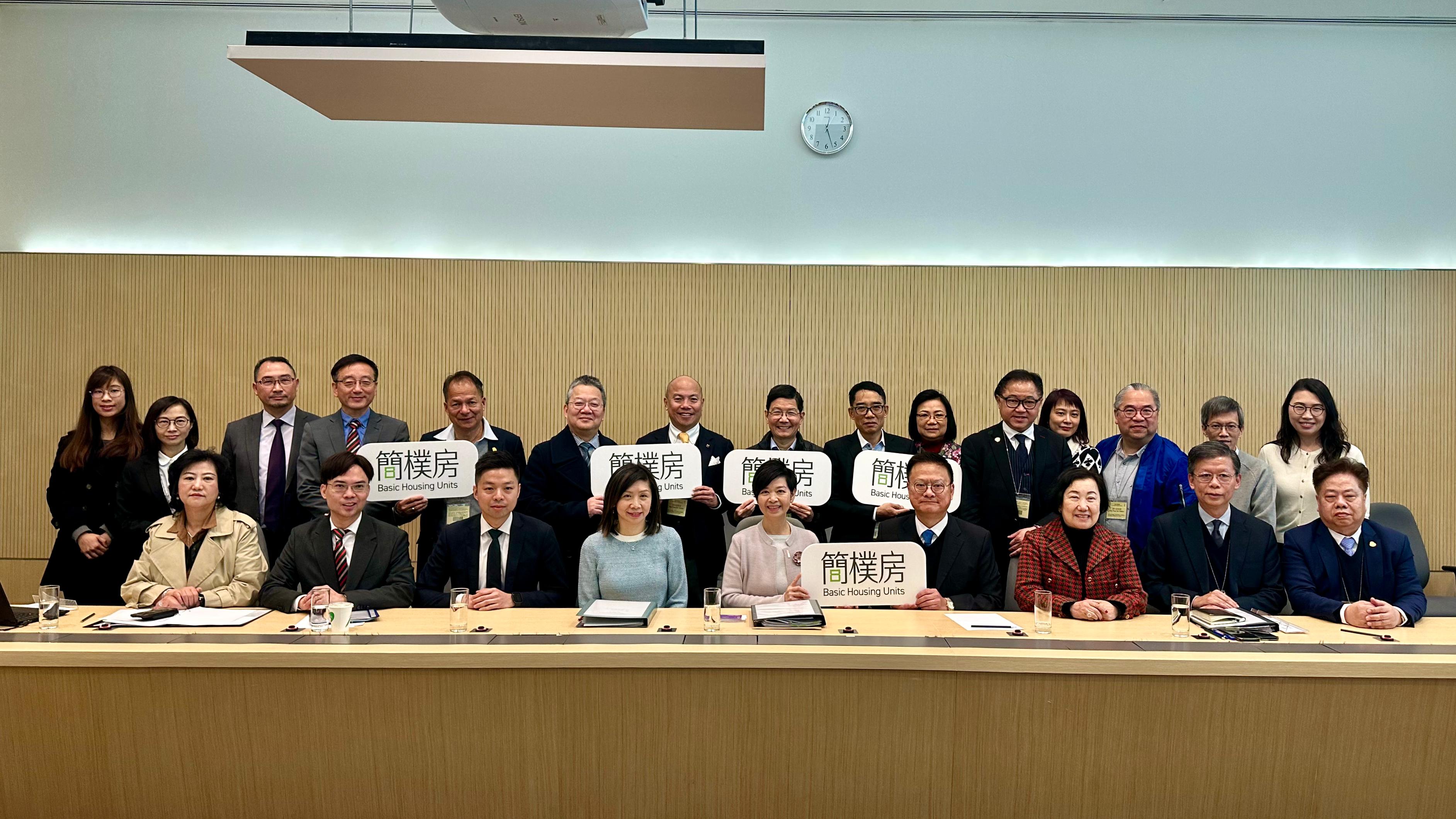 地產(chǎn)代理商總會(huì)向房屋局反映「簡(jiǎn)樸房」建議