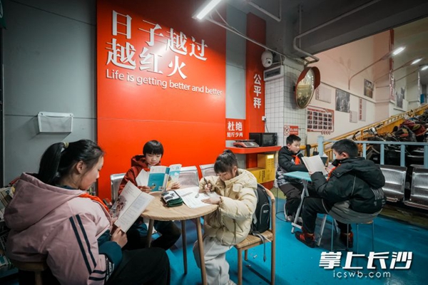 長沙菜市場變「書房」！「4點半角」照亮「菜二代」學(xué)習(xí)路