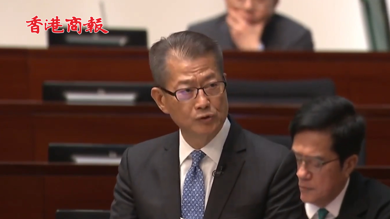 有片丨【財(cái)政預(yù)算案】香港享官俸者一律凍薪！削減約1萬個(gè)職位