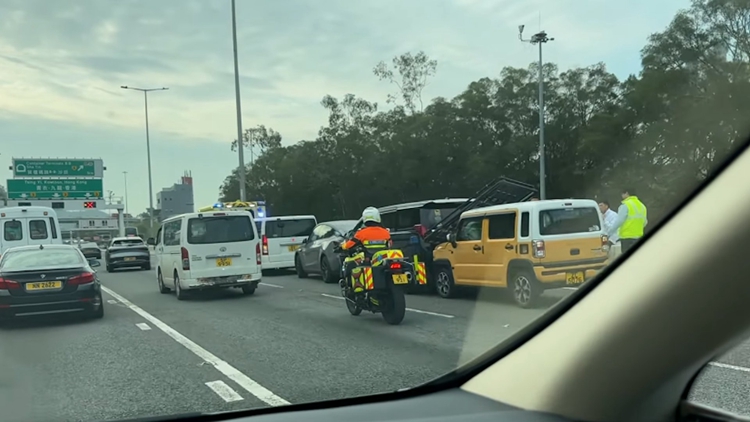 青朗公路近青衣行政大樓4車(chē)相撞 2人受傷