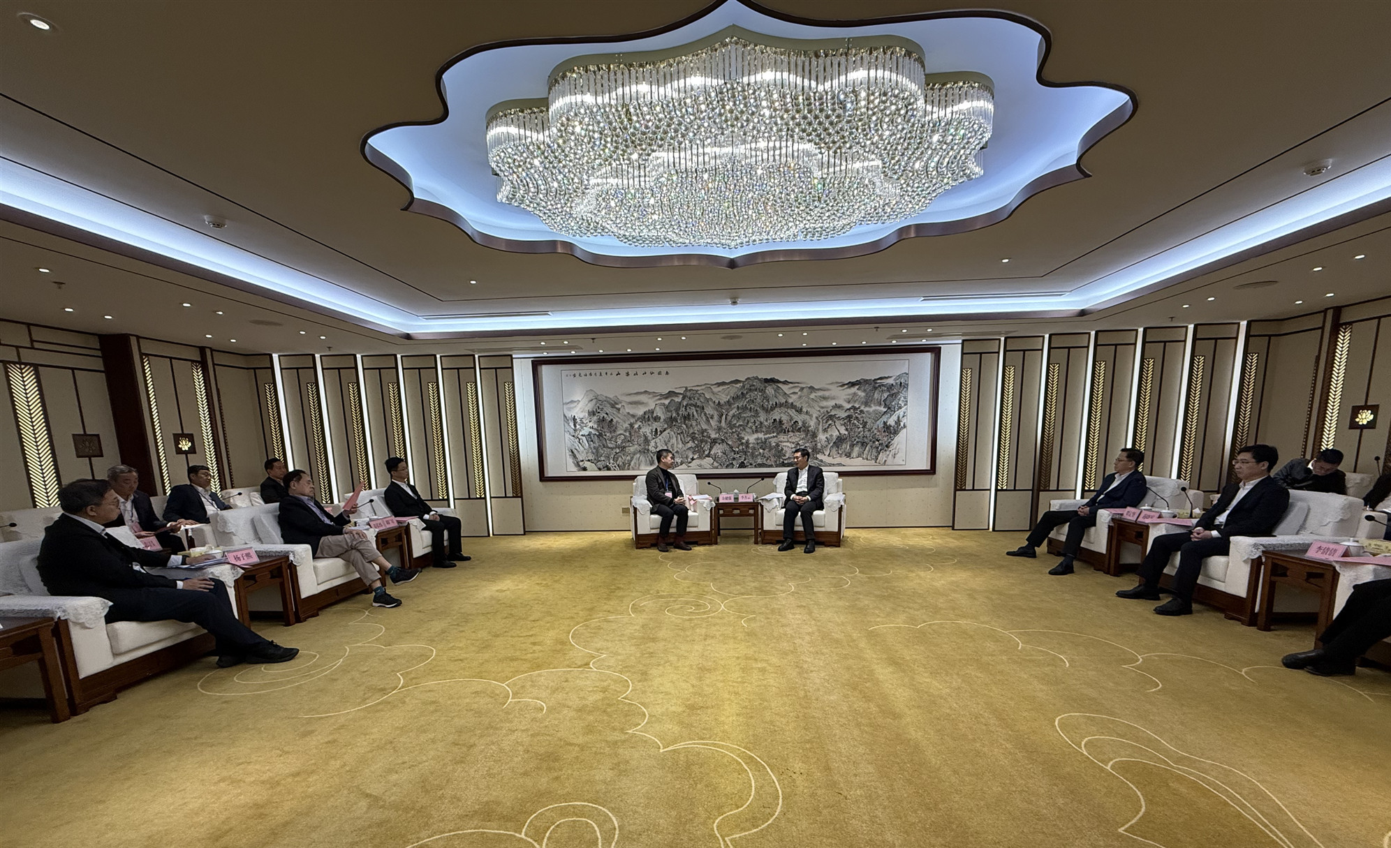 香港工商考察團(tuán)訪桂 港賀兩地簽多個(gè)合作協(xié)議