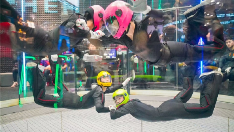 全國(guó)室內(nèi)跳傘冠軍賽舉行 「賽事經(jīng)濟(jì)」引燃龍華商圈活力