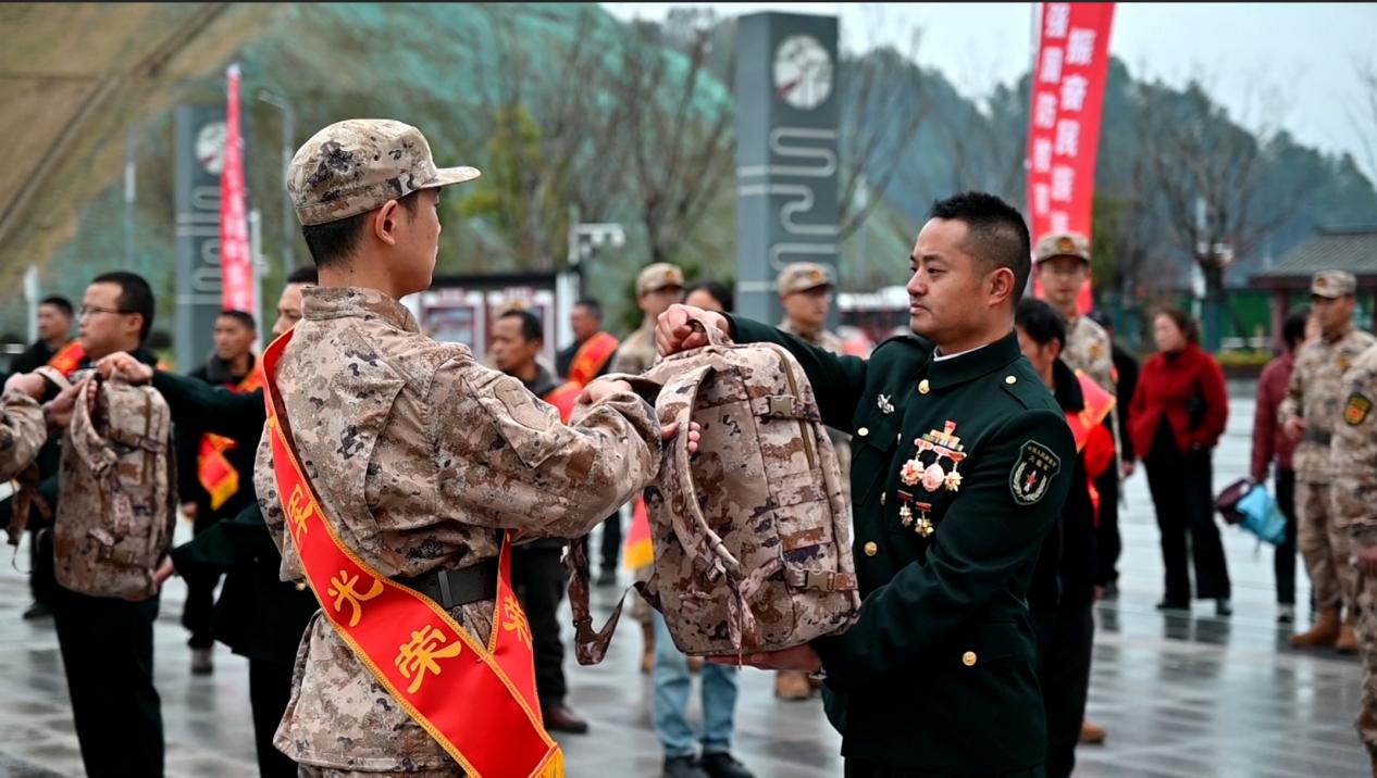 皖祁門縣：穿過(guò)「從戎門」  投身新征程