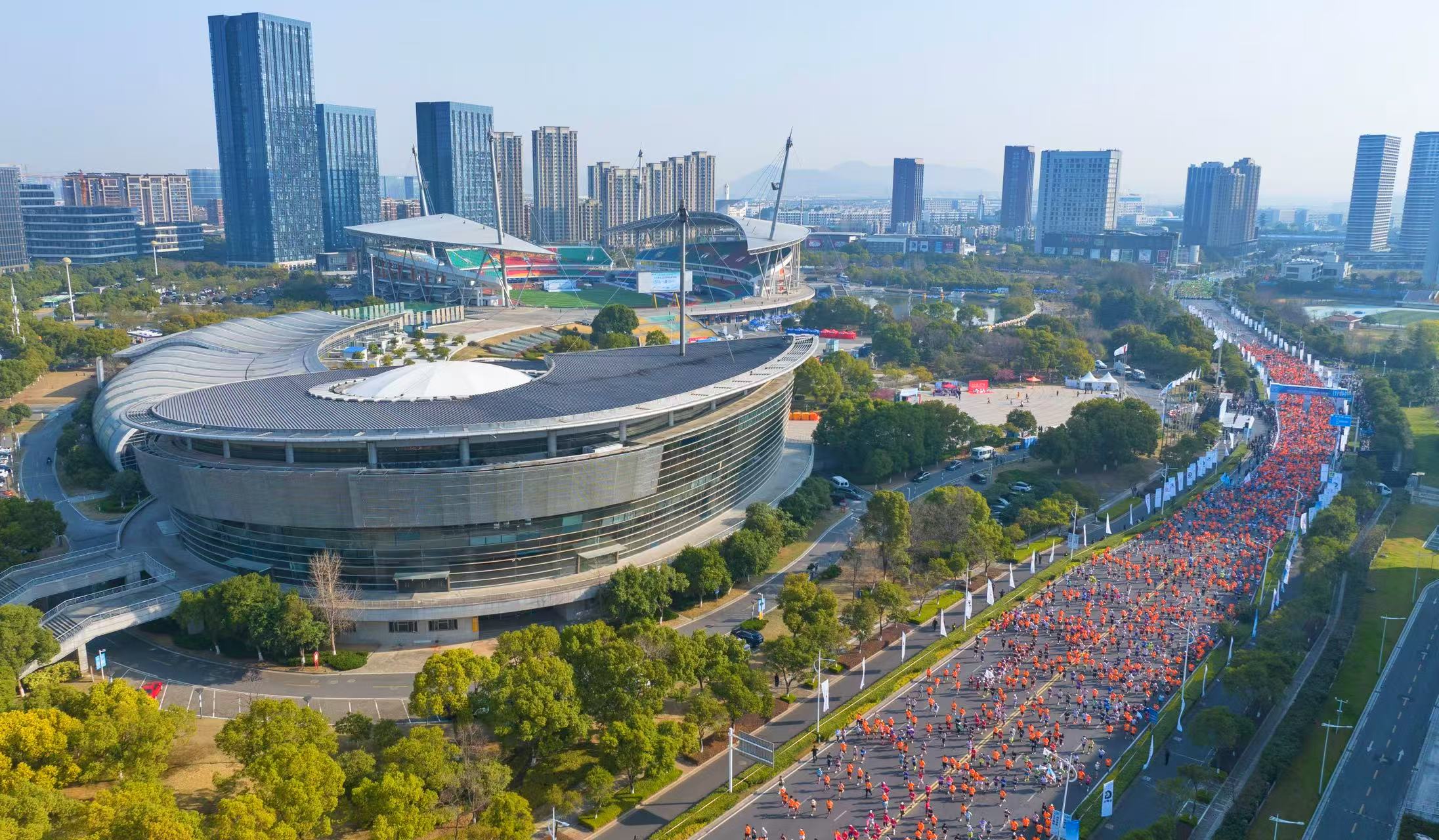 奔跑點(diǎn)燃春日激情 「人文經(jīng)濟(jì)學(xué)」賦能城市發(fā)展 2025南京江寧大學(xué)城半程馬拉松精彩上演