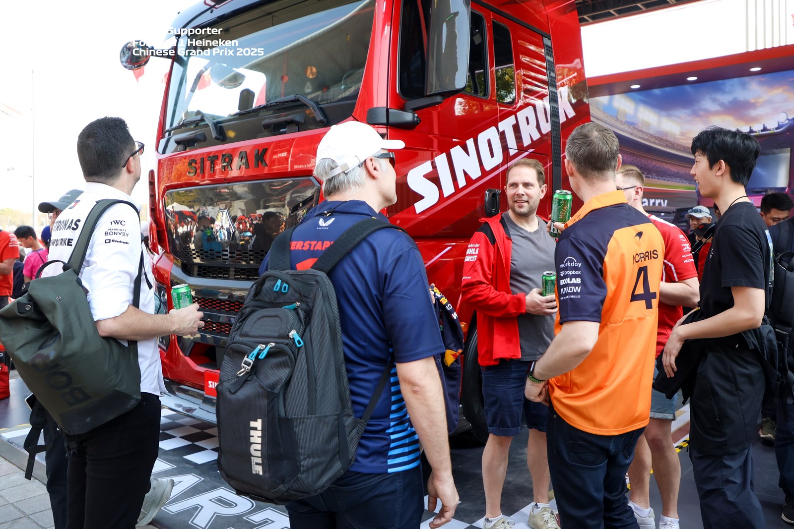 中國重汽F1賽事展區(qū)驚現(xiàn)「機械戰(zhàn)甲」！這輛卡車什麼來頭？