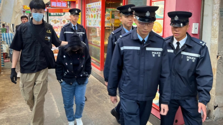 警方旺角反罪惡行動 拘16人檢仿製槍械及毒品