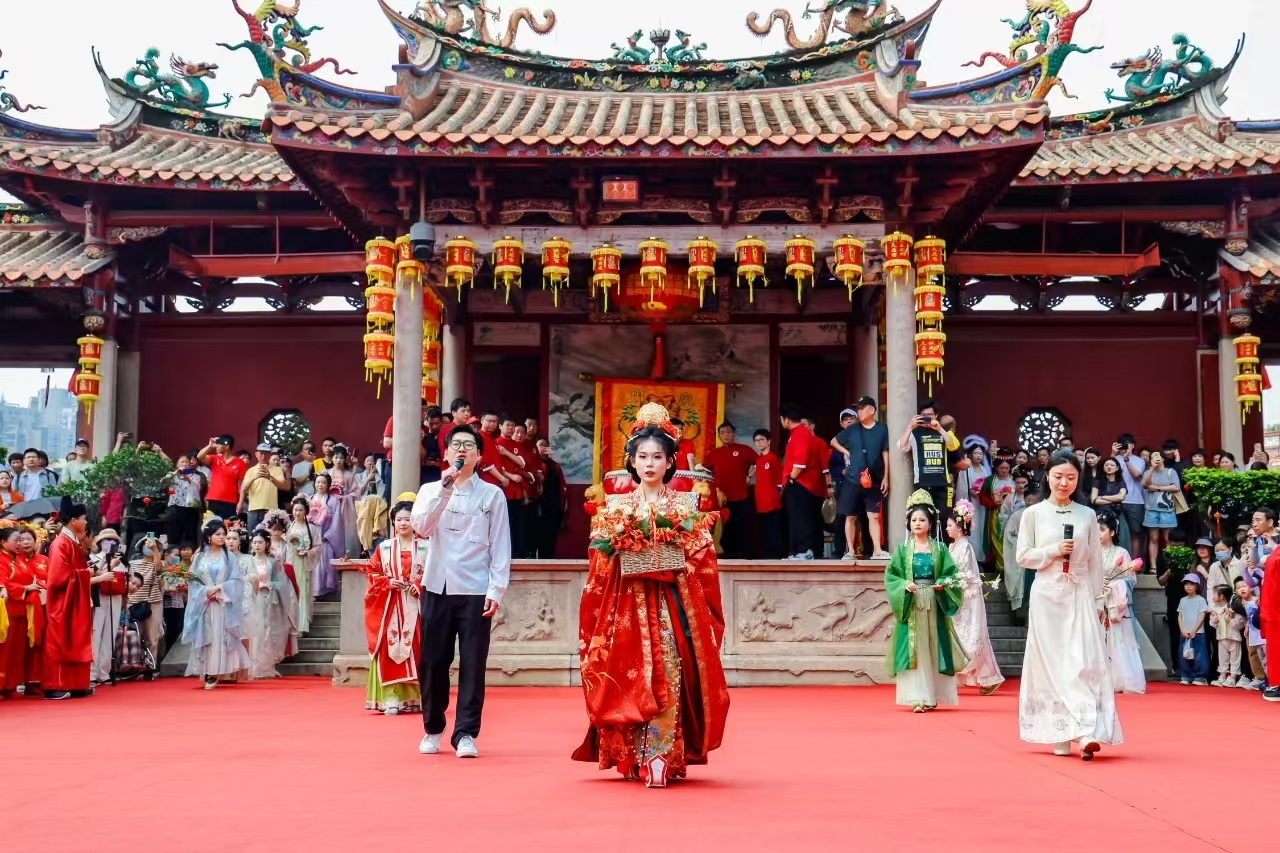 簪花獻(xiàn)媽祖——泉州天后宮舉行祭典儀式紀(jì)念媽祖誕辰1065周年