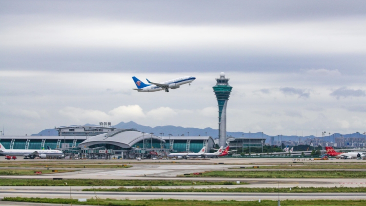 白雲(yún)機(jī)場(chǎng)口岸出入境客流提前26天突破500萬人次