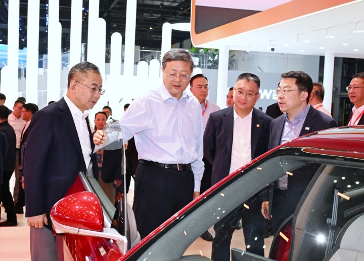 擴(kuò)投資促消費(fèi) 上海市委書(shū)記陳吉寧調(diào)研上海車(chē)展