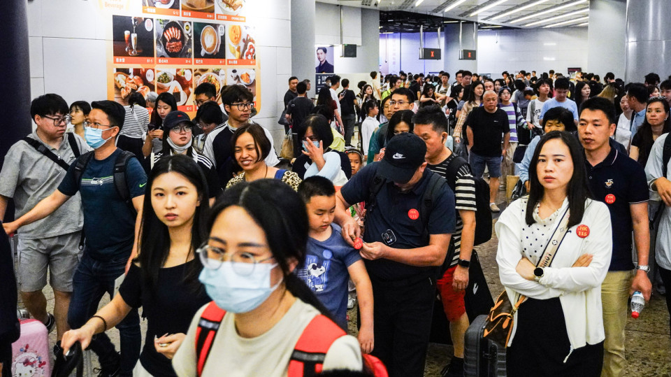 「五一」黃金周｜截至下午4時(shí)逾30萬人次入境 內(nèi)地客佔(zhàn)18.2萬